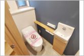 【トイレ】各フロア1カ所ずつシャワー機能付トイレを設置しており、忙しい朝の混雑も解消！