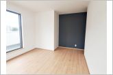 【洋室8.8帖】寝室には落ち着いた色味のアクセントクロスを使用しました。大型のWIC付でお部屋をスッキリ使うことができます