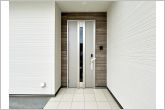 お洒落な玄関ポーチがご家族のお帰りを明るくお迎えしてくれます。