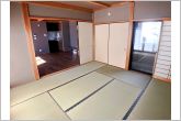 【和室】リビングと続き間の和室。普段はオープンに、来客時は客間として活用でき便利