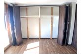パイプハンガー付きのクローゼットは服を畳まず収納でき大切な衣類をシワや日焼けから守ります