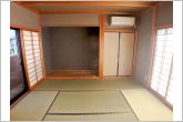 和室には押入があり、座布団やお布団などの奥行のある物の収納などに大活躍！