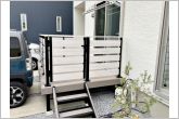 南面のウッドデッキは嬉しいアイテム。お部屋からそのまま洗濯物が干せます。