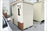 【物置】南欧風のかわいいデザインの物置です。園芸用品、アウトドアグッズ、スポーツ用品など、屋外で使用する荷物を外で保管できます。