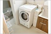 窓付きで明るい洗面脱衣室の洗濯機置き場