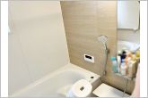 ゆとりの約1坪のバスルーム。半身浴ができるベンチ付浴槽です。