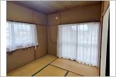 【和室6帖】二面採光となっているのでお部屋を明るく照らします。