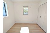 お子様の一人部屋に最適な居室です。クローゼット付きで自然とお片付けできる環境に！