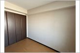 【洋室5.2帖】腰高の窓が設置されたお部屋です。陽の光を遮ることがないのでベッドや机などインテリアを自由にレイアウトできます。