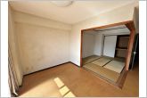 リビングと隣り合わせに和室があります。リビングと一体利用や、コタツコーナー、独立した居室など多目的に利用できます。