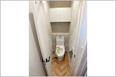 トイレは各階に１つずつあるので、１階と２階を行き来する必要がなくとっても便利！(新築時写真）
