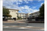 錦町小学校（410m）錦町小学校の正門の全景です。