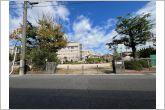 小堤公園（100m）小堤公園の南側からの全景です。