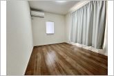 【2階洋室6帖（東側）】どんな部屋にもしやすいシンプルな洋室。2面採光で、明るく開放感もあります。