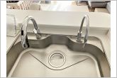 センサーに手をかざすだけで吐水・止水ができるタッチレス水栓。浄水器も付いています。