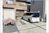 カースペースは玄関横に2台分確保、通路にも駐車できるのでお友達が遊びに来た時も安心です。