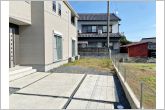 南側にも庭が確保されています。ガーデニングやBBQも楽しめます。