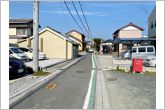 前面道路は見通しが良く、車の移動もスムーズに行えます。