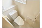 窓があり温水洗浄機能の付いた快適なトイレは1階と2階にあります。使用が重なる朝も２ヶ所あれば安心ですね。