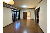 沢山の光が差し込む明るいリビングは、開放的で心地よい空間です。自然と家族が集まり幸せな時間が流れます。