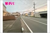 前面道路は公道で、車のすれ違いもラクラクな広々20ｍの幅があります