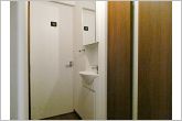 1階のトイレに手洗い場は廊下にあるため帰宅後の手洗いなどにも便利です