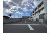 棚尾小学校（520m）棚尾小学校の正門の全景です
