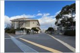 南中学校（410m）南中学校の正門の全景です