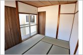 【和室】収納の付いた和室。座布団やお布団なども仕舞っておけますね。