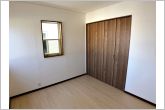 【洋室2】収納充実でお部屋を広くお使いいただけます