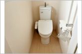 トイレは各階に１つずつあるので、１階と２階を行き来する必要がありません。