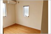 【洋室5.25帖】腰窓で家具のレイアウトがしやすい洋室