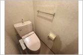 換気扇があるため窓が無くても嫌な臭いもこもりません。また日焼けからトイレを守ります。