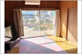 大きな窓のある居室は、陽光あふれる明るい空間です。