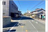 前面約8ｍ幅の道路に面しており、通行や駐車の際に余裕がある広さです。運転が苦手な方でもラクラク！