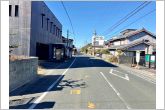 前面約8ｍ幅の道路に面しており、通行や駐車の際に余裕がある広さです。運転が苦手な方でもラクラク！