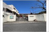本宿幼稚園（70m）本宿幼稚園の正門の全景です。