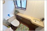 窓があり自然の風や日差しで気持ちの良い開放感のあるトイレです。