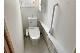 窓付きのトイレで換気もしっかりできます。