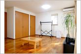 【2階洋室】2階には、将来的に2部屋に仕切ることができる広々とした洋室。