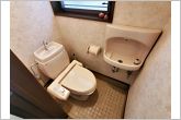 窓があり自然の風や日差しで気持ちの良い開放感のあるトイレ