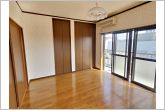 【2階洋室】バルコニーに面した洋室は視覚的にも広がりがでる開放的な空間になります。