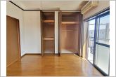 パイプハンガー付きのクローゼットは服を畳まず収納でき大切な衣類をシワや日焼けから守ります
