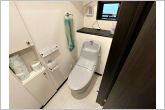 窓付きのトイレで換気もしっかりできます。収納スペースがあり、掃除道具などを収納しスッキリさせることができます。