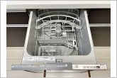 食器洗浄乾燥機は時間のかかる食器洗いを楽にしてくれる上に水道代も安くなるスグレモノ