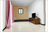 家族団らんの時間が増えそうな明るいリビングです。