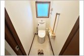 窓付きのトイレで換気もしっかりできます。