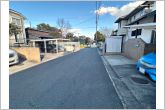 前面道路：北側5.4ｍ幅前面道路と敷地に高低差がなく、お車の出入庫もスムーズに行えます。