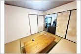 リビングとつながる畳敷きのお部屋は来客時の使用や、ちょっと疲れた時にお昼寝できるのも嬉しいですね！