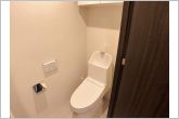 換気扇があるため窓が無くても嫌な臭いもこもりません。また日焼けからトイレを守ります。